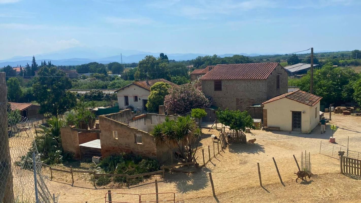 PROPRIÉTÉ AGRICOLE POLYVALENTE AVEC HABITATIONS, CHEPTEL , 3,8 HECTARES