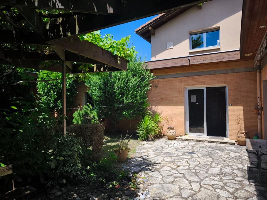 MAISON ATYPIQUE 240 m 2 + JARDIN -centre ville de MAZAMET