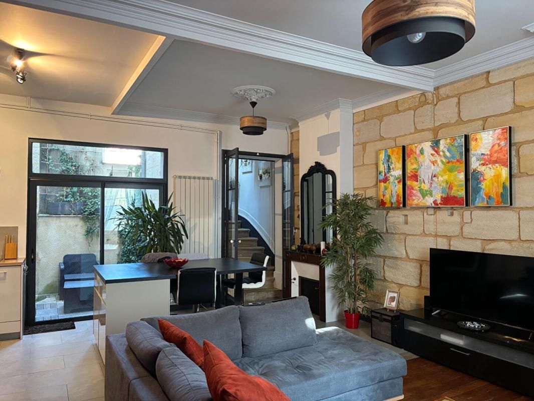 Maison en pierre dans rue calme St Genès