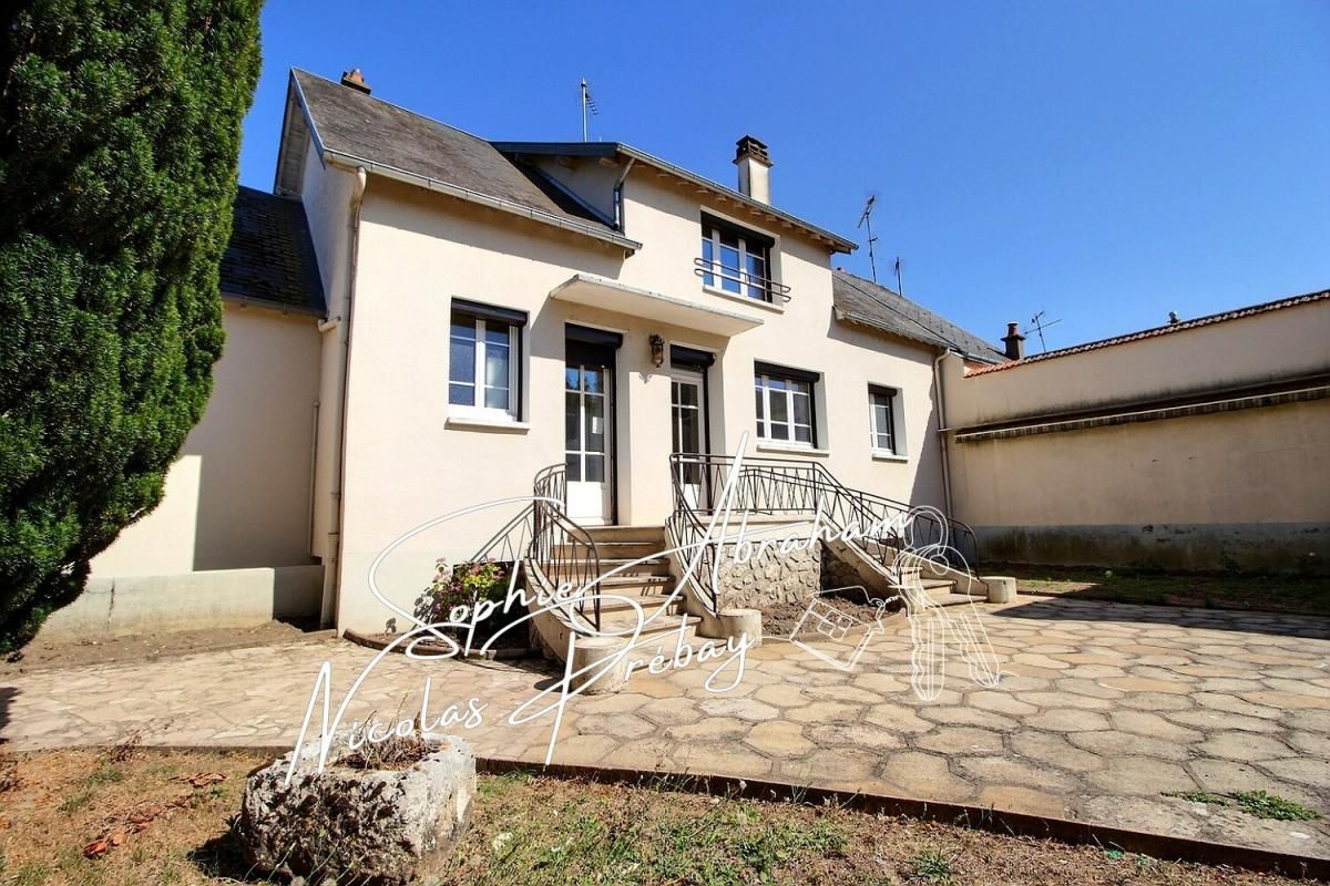 Maison sur sous-sol, 3 chambres, 3 garages et jardin