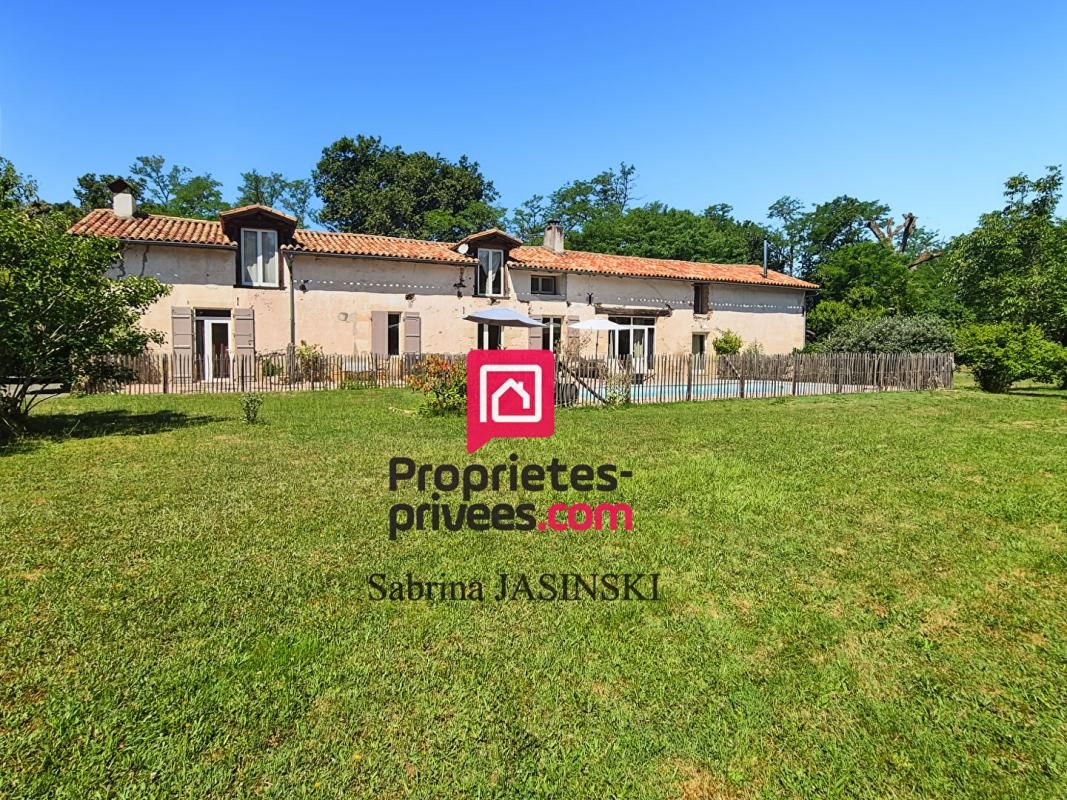 Longère de charme en pierre de 260 m2 sur terrain clos et boisé de 13 700 m², avec piscine et dépendances