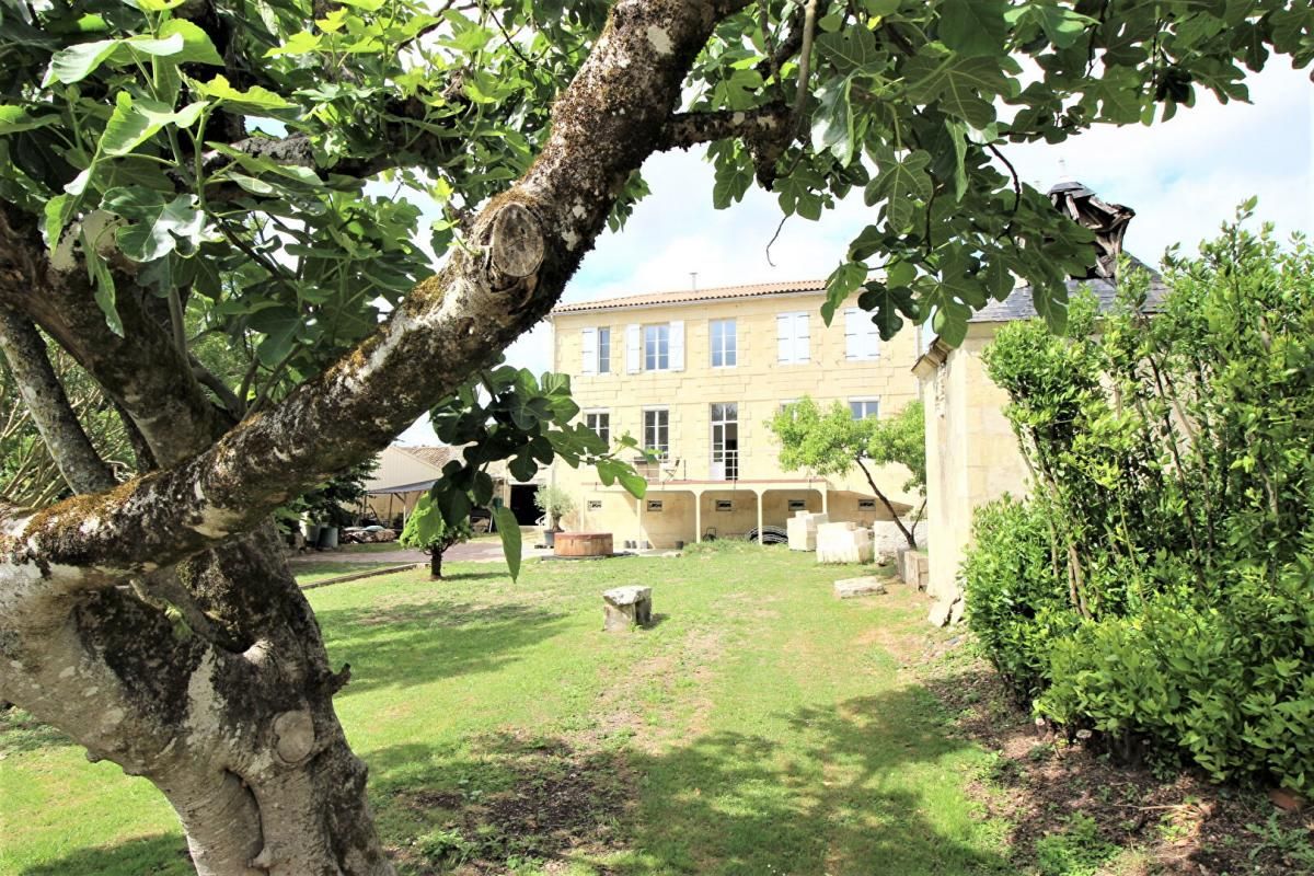 MIRAMBEAU - Maison de maître - 9 pièces - 350 m2