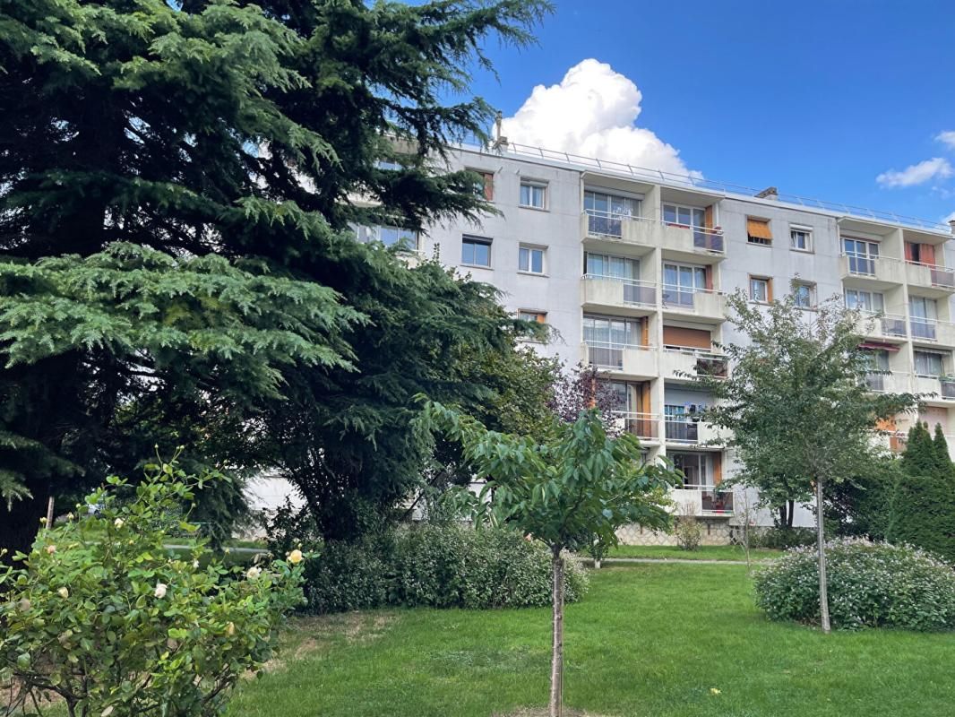 INVESTISSEURS : À vendre Appartement 3 pièces avec balcon à Villejuif (94800) PRIX 245 000
