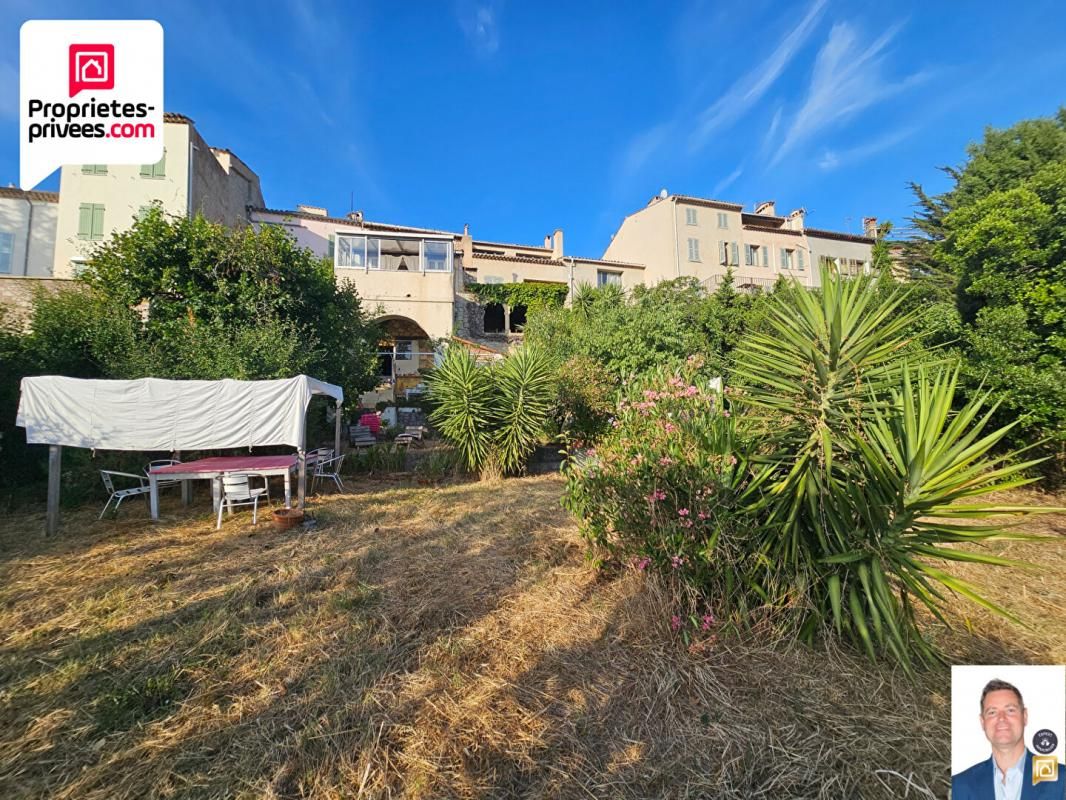 GRANDE MAISON DE VILLAGE D'ENVIRON 150 m2 ET JARDIN DE 555 M2