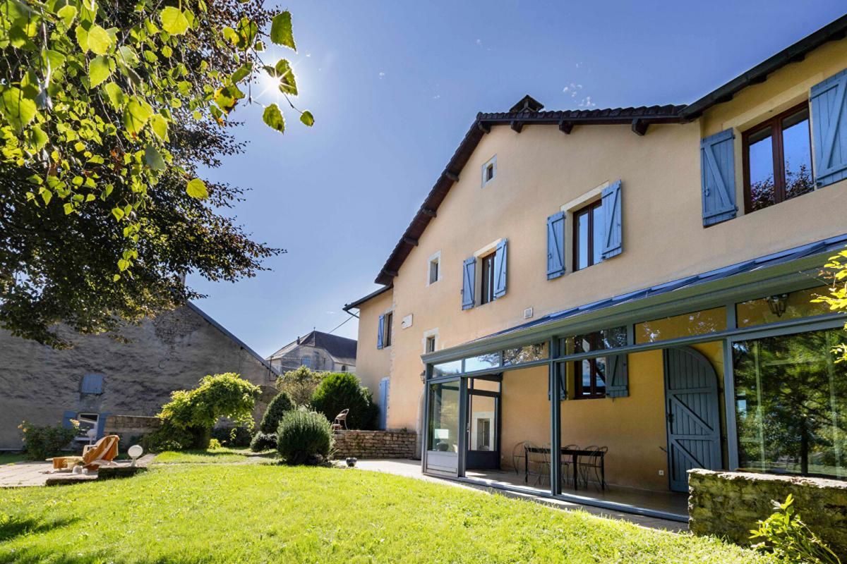 LE FIED (39) - Propriété 10 pièce(s) - 413 m2 + 187m² de dépendances à aménager