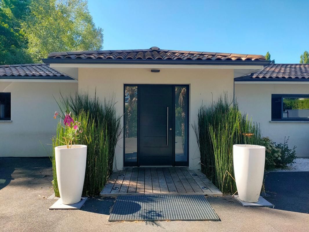 MAISON 206 m² - GARAGE 45 m² - PISCINE AVEC POOL HOUSE 40 m² - TERRAIN 2285 m²