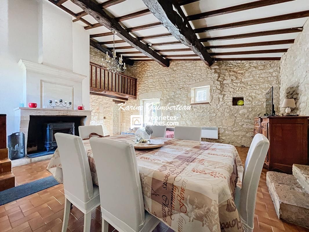 Maison en pierre avec jardin