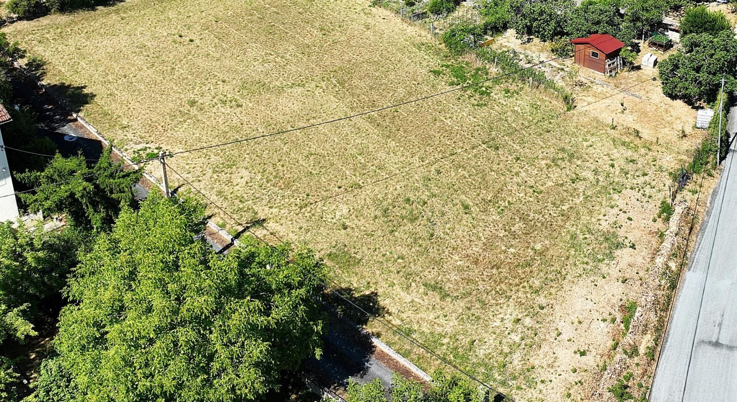 Terrain constructible et divisible de 1 523 m² - Zone UDb - Réseaux en bordure