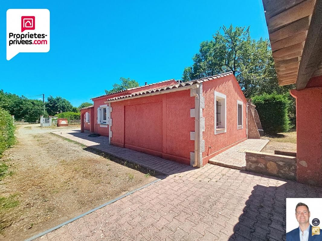 MAISON DE PLAIN PIED AVEC DOUBLE ABRI VOITURE ET JARDIN PLAT ET CLOS DE 1500 M2