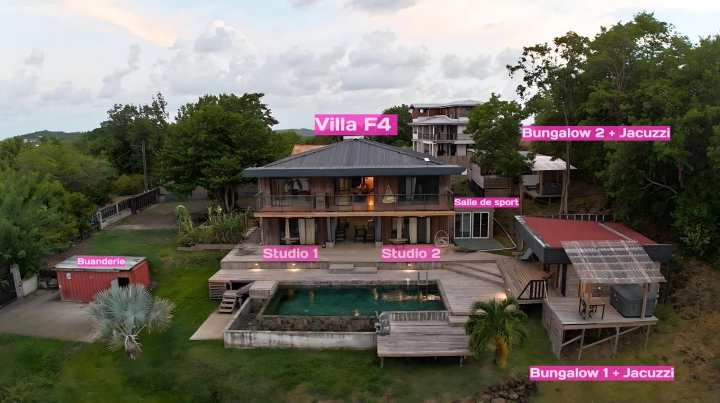 Villa F4 + 2 studios + 2 bungalows indépendants -piscine - vue mer - salle de sport - sans Sargasses au Marin