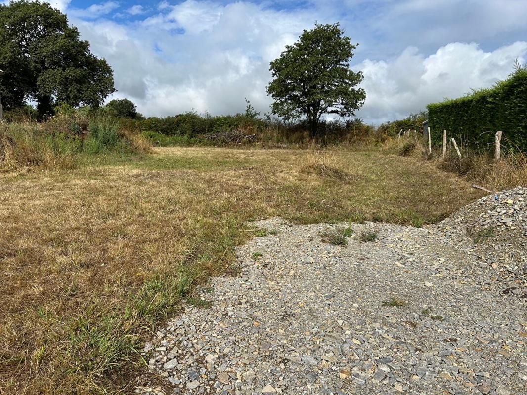 Au calme, beau terrain constructible de 1306 m2 à Vue (44640)