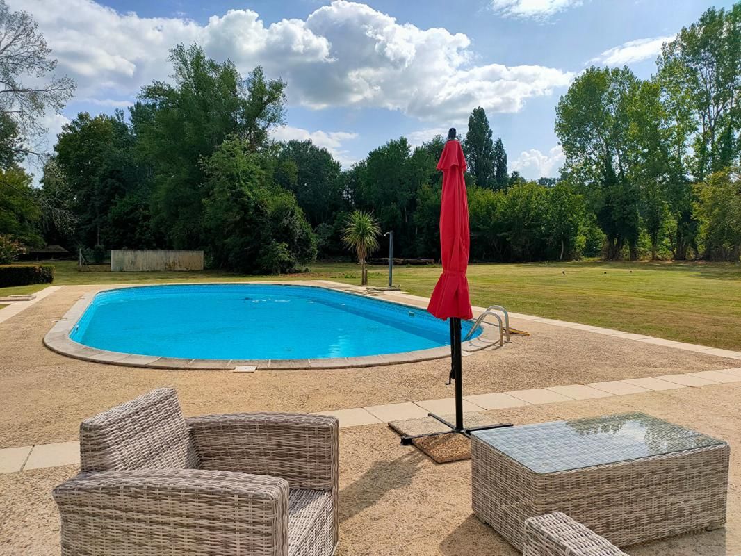 PROPRIETE - 280 m² - 10 pièces - 4 hectares avec dépendances