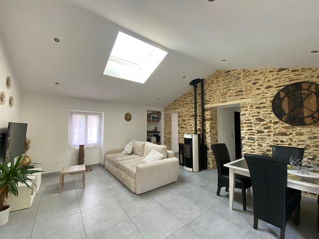 MAISON PLAIN PIED - 2 CHAMBRES - 44680 SAINTE PAZANNE - BUDGET 233 000 HAI