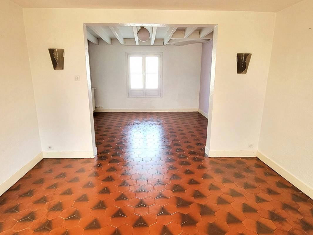 Le charme de l'ancien pour cette maison de ville avec jardin , véranda, deux chambres et bureau