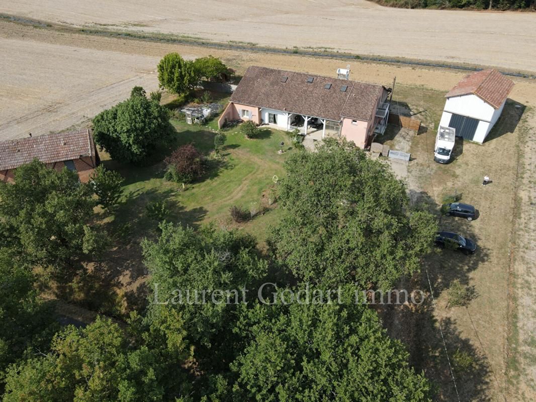 Propriété avec 3 logements, 2 séchoirs à tabac et puits