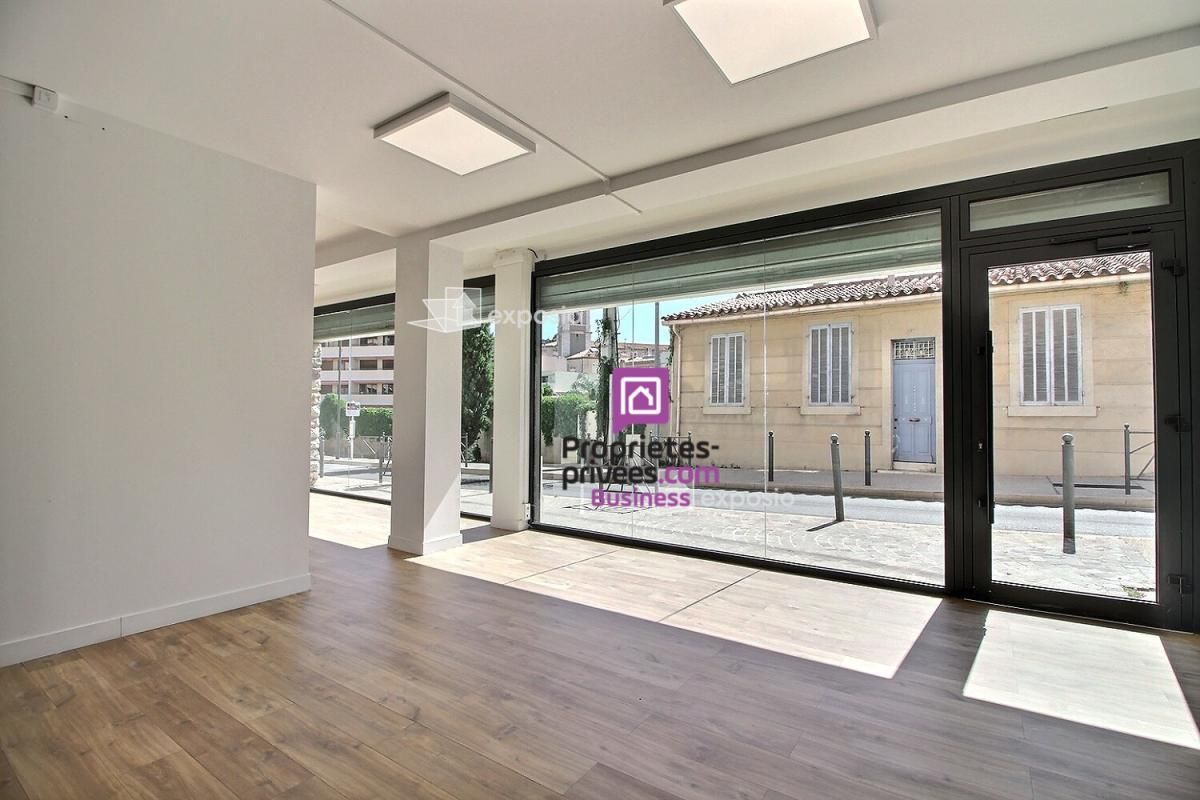 CASSIS - LOCAL COMMERCIAL A LOUER - 78 m² - 3 260 Euros HTHC -