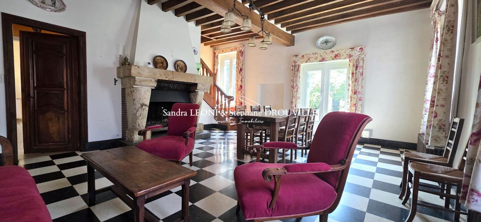 JOUY - CHARMANTE MAISON BOURGEOISE A FORT POTENTIEL DE 140 m², 6 pièces