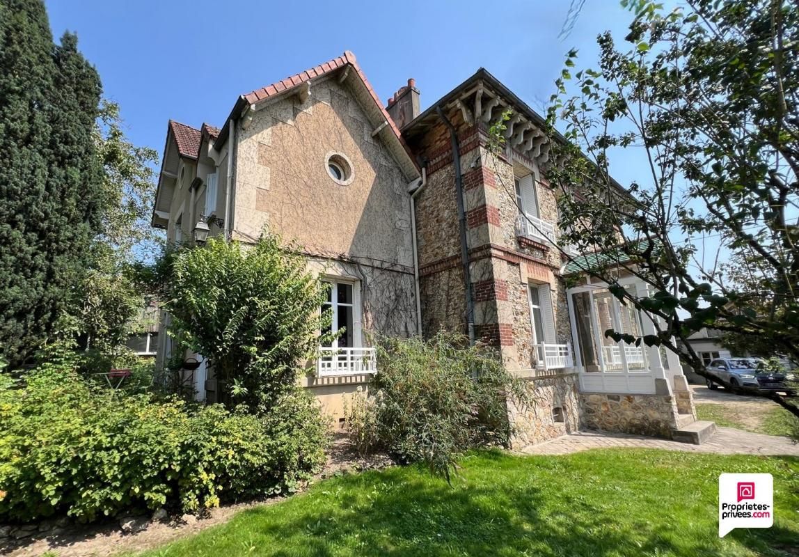 95640 MARINES - Maison meulière et sa dépendance,13 pièces, 261 m2, 7 chambres, jardin clos