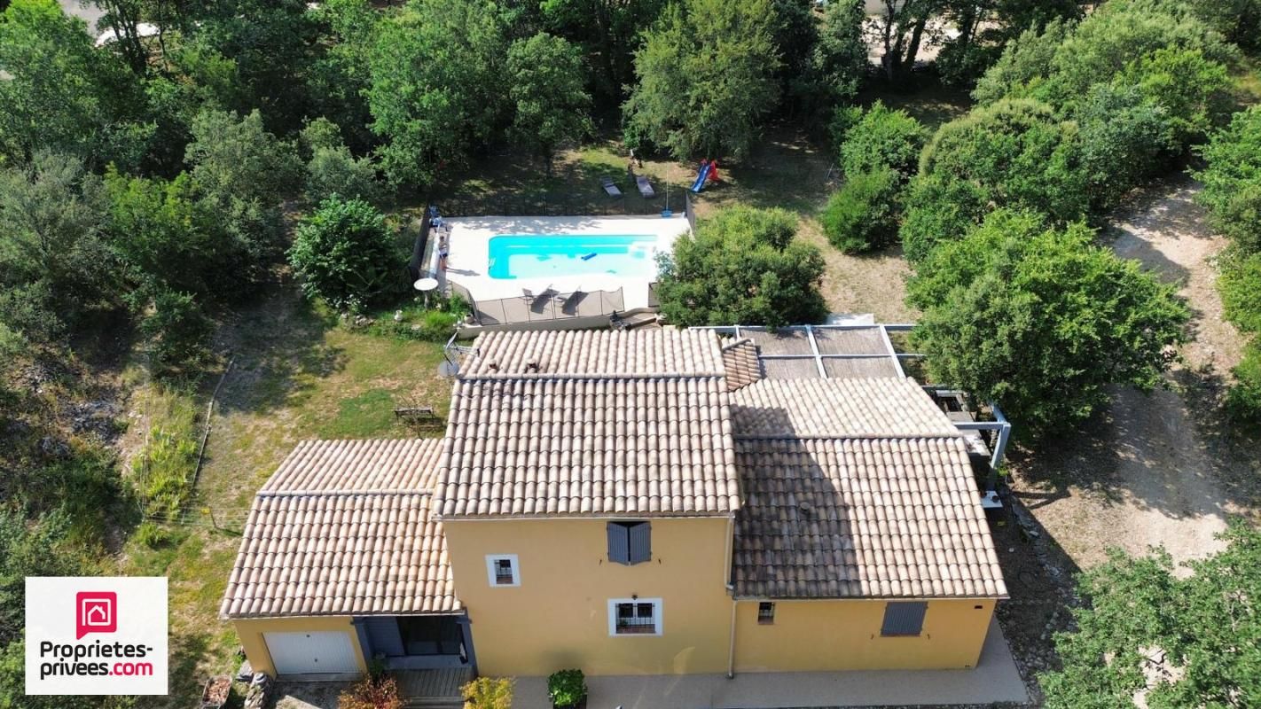 Villa 140 m² sur 2566 m² avec piscine et garage