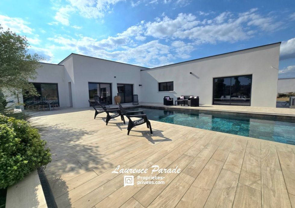 Maison contemporaine recente avec garage et piscine annexe