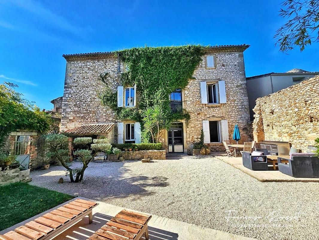 MAISON DE MAITRE avec COUR intérieure et TERRAIN