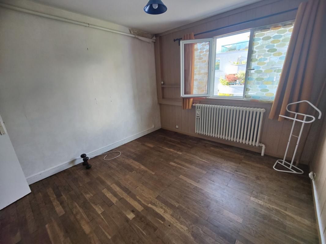 Appartement ,T3 , 69.39 m2 , 4ieme /5 , vue dégagée, traversant, garage possible INVESTISSEUR