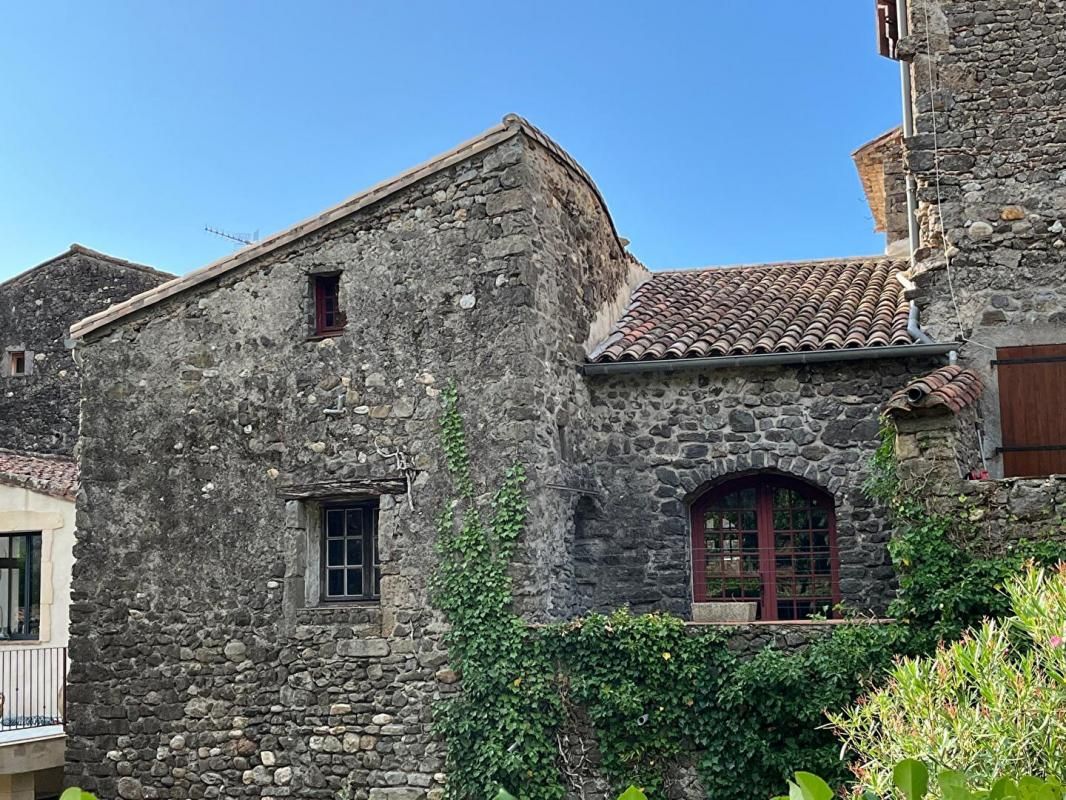 A vendre sur la commune de Mialet maison de village de 77 m2 avec mezzanine et caves