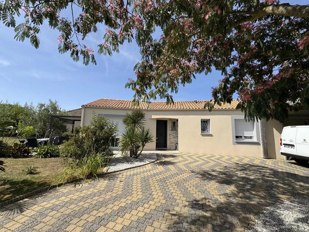 Maison Montbert 4 P . 3 Chs . 107,12 M² . T 917 M² . Garage . Pergola . Carport . Terrasses