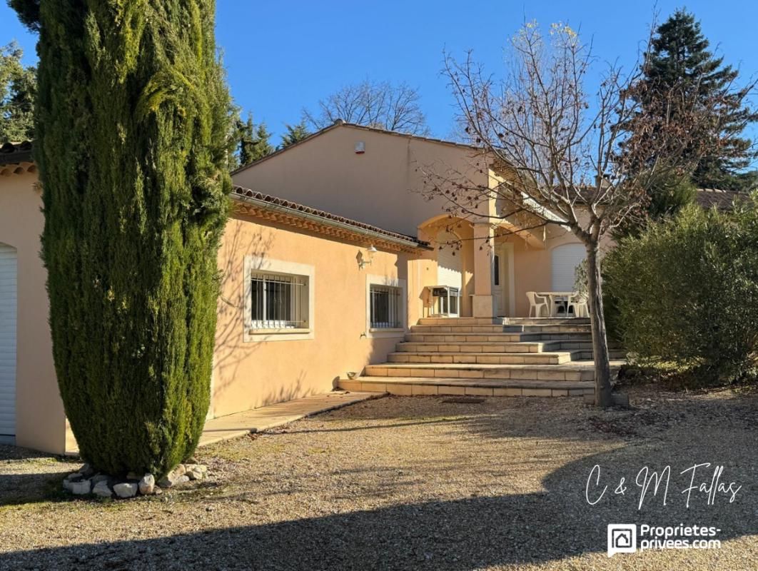 VILLA de plain-pied ,170 m², piscine intérieure, parc arboré, garage
