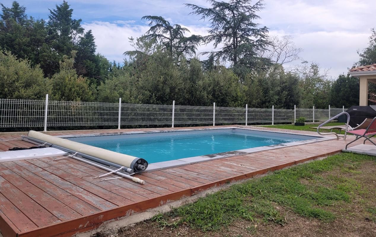 31240- REVEL- Maison de plain pied de 5 pièces principales- 130 m² environ. Carport pour 2 voitures. Piscine