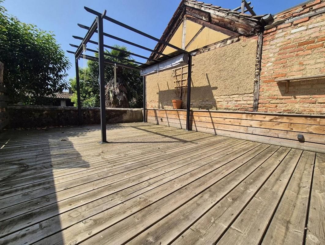 Maison de ville T5 de 172m2 avec garages, cour et terrasse