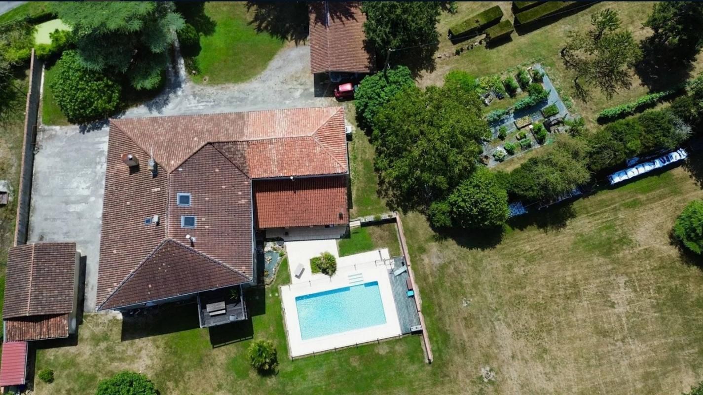 Belle propriété de 400m2 avec piscine et terrain