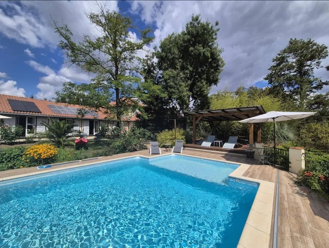 Maison de charme de 292m2 avec piscine, garage et parc arboré