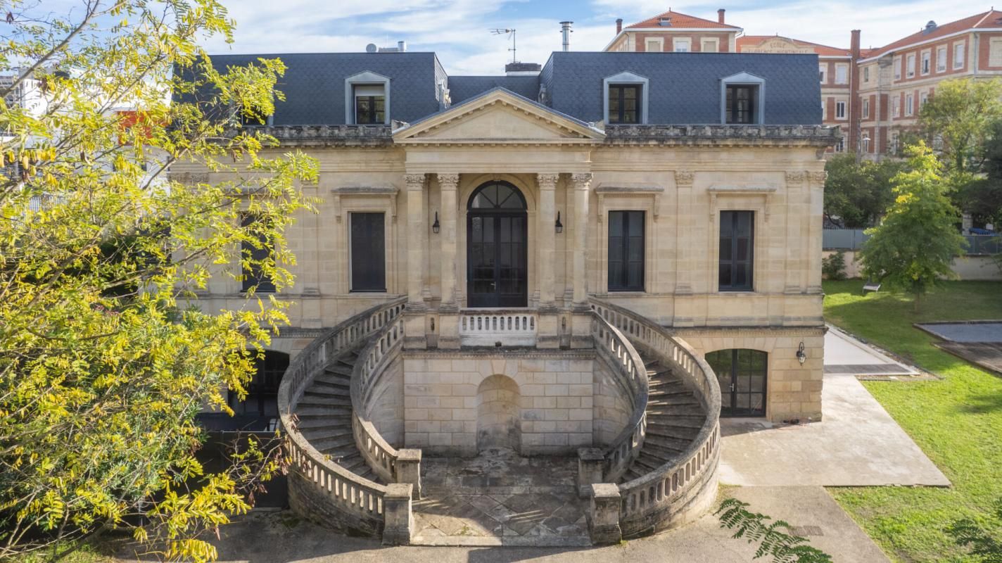 MAGNIFIQUE DUPLEX  FAMILIALE AVEC 4 CHAMBRES AVEC   UN JARDIN PRIVATIF AVEC PISCINE