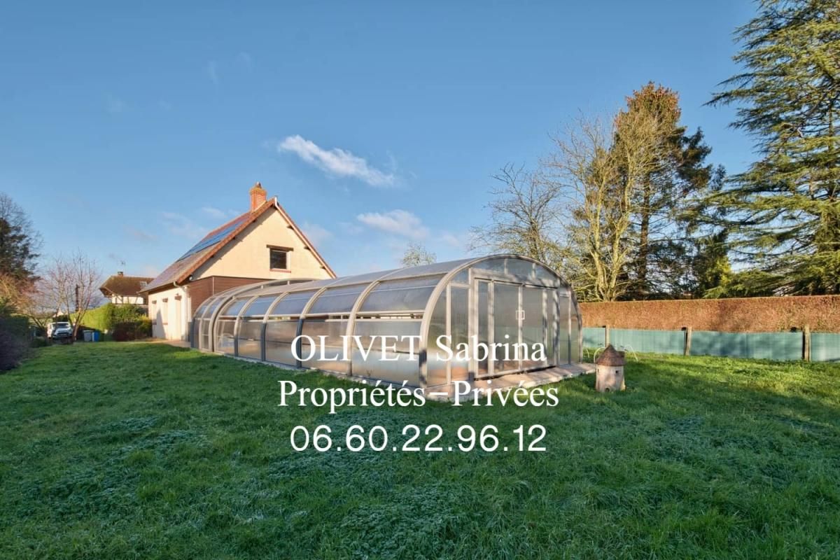 Pavillon avec piscine couverte