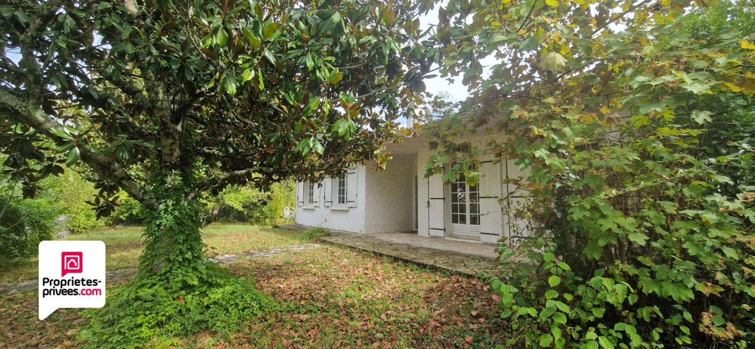 Maison de plain-pied de 120m² - 3 chambres - Garage - Dépendances - Terrain arboré de 2070m²