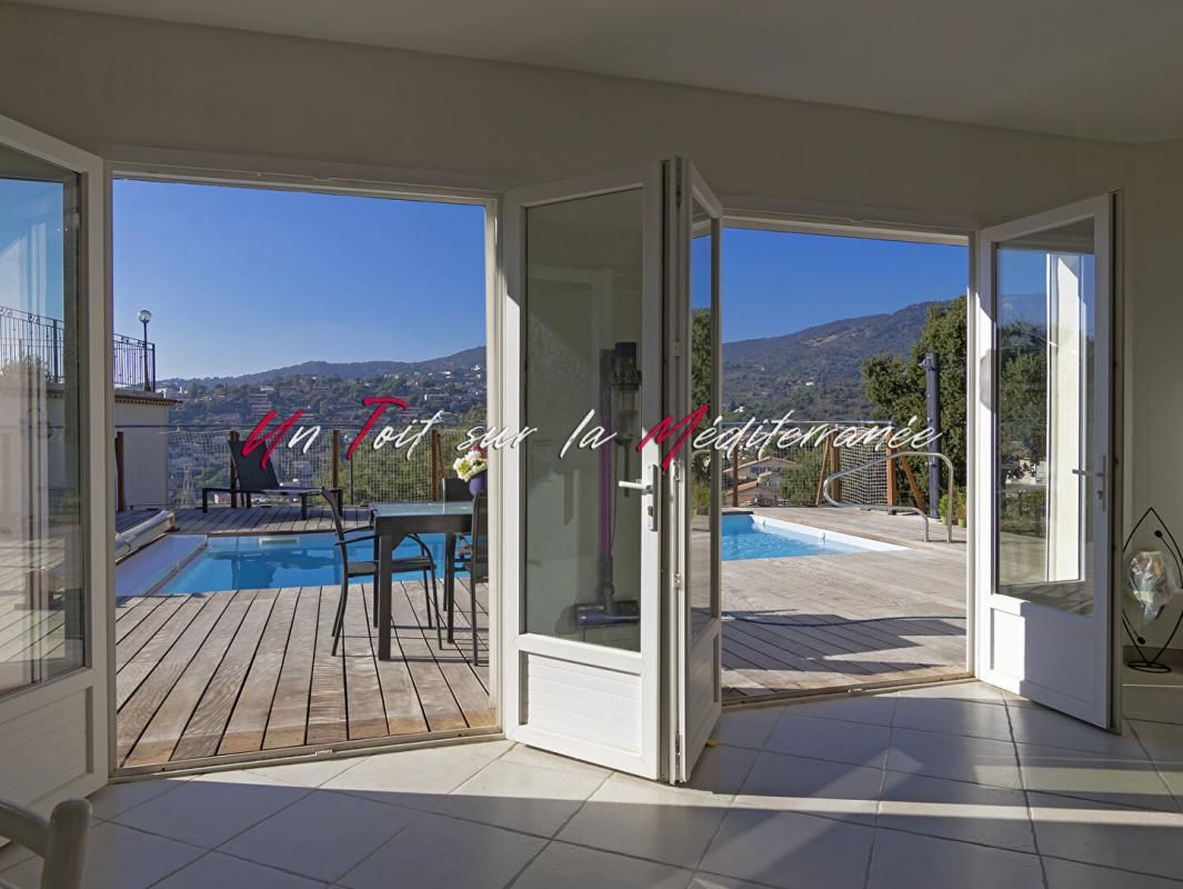 Villa 185m2 habitables, 4 chambres, terrain 835m2, piscine récente et garage 38m2  à 15min à pied du port de des plages du Lavandou