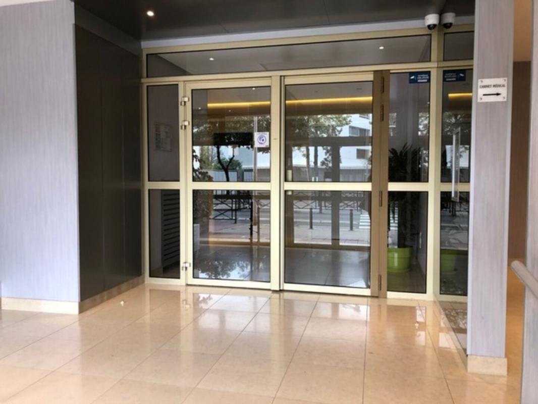 Appartement 2 pièces avec vue dégagée et balcon-Courbevoie Centre