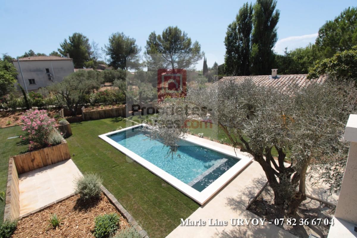 Propriété de charme 300 m² au coeur des Alpilles avec piscine et jardin paysagé
