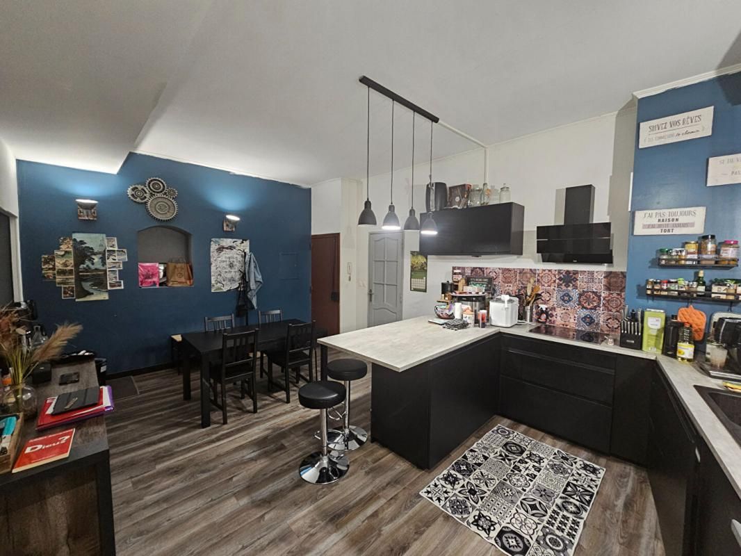 Appartement Cadenet 2 pièce(s) 59 m2 Proche de toutes commodités et parking