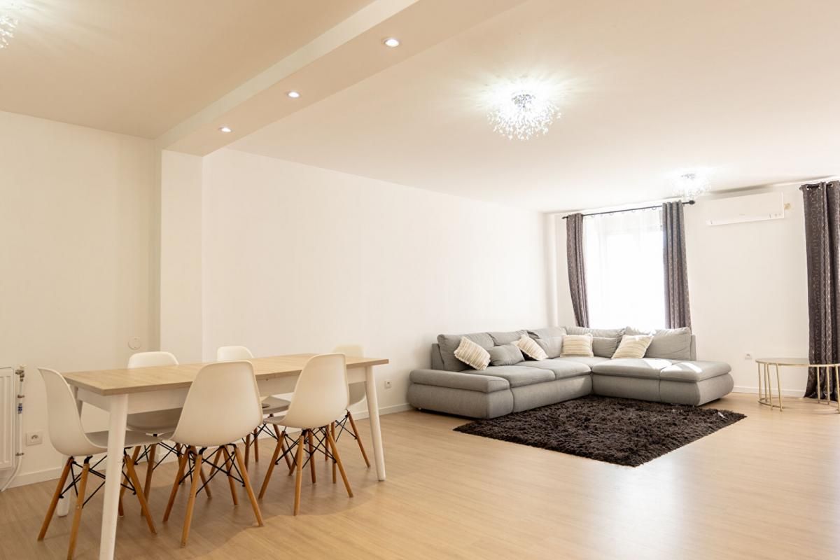 LIEUX UNIQUES -  PROPRIÉTÉS PRIVÉES - PROPOSE TRES JOLIE MAISON DE VILLE DE 208 M² ET SA COUR INTERIEURE - GARE 800 M À PIED