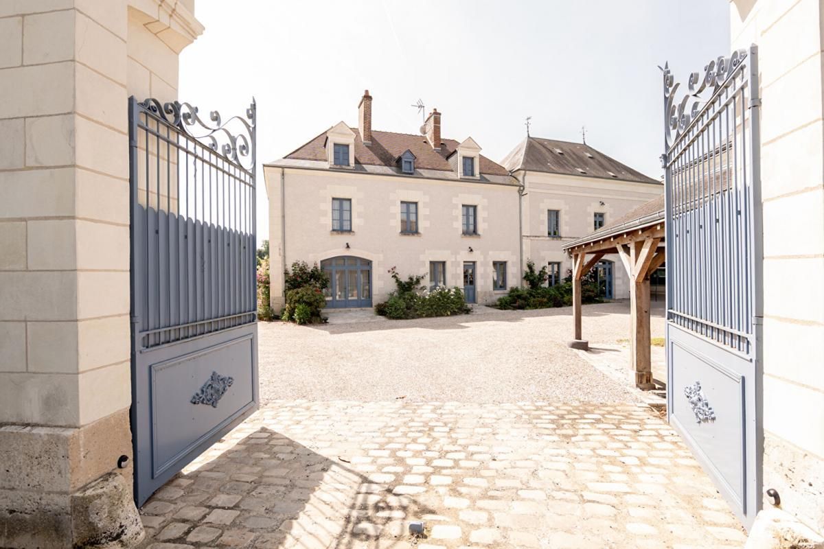 LIEUX UNIQUES ® - PROPRIÉTÉS PRIVÉES PROPOSE TRÈS JOLIE BÂTISSE-MOULIN DE 240 M² À BLÉRÉ (37) SUR 2.40 HA