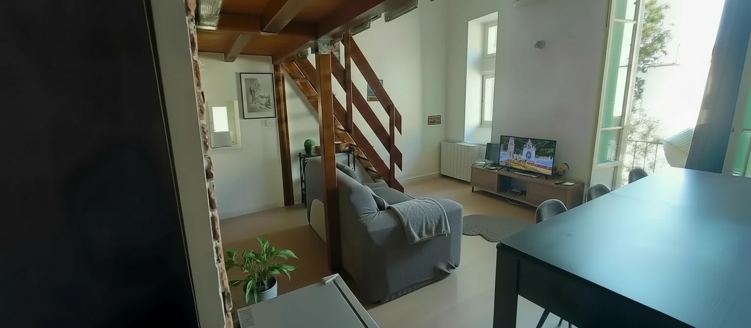 30.GARD.NIMES. Superbe appartement meublé en duplex avec terrasse dans immeuble haussmannien, quartier Notre-Dame