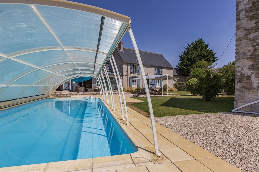 LIEUX UNIQUES ® - PROPRIÉTÉS PRIVÉES - PROPOSE TRES JOLIE PETITE LONGERE AVEC SA PISCINE EN BORDURE DE SOLOGNE-BEAUCE