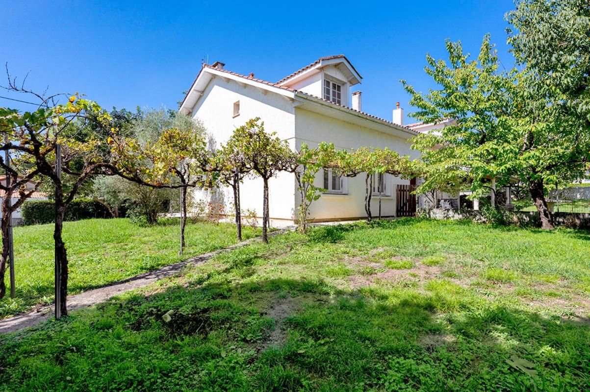 Maison familiale à Tresse Centre, 147m2 et garage 30m2