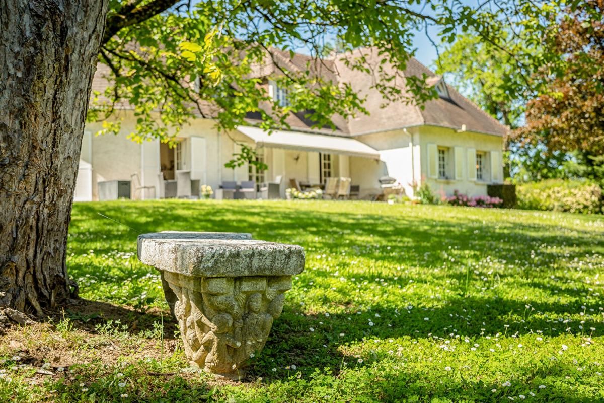 LIEUX UNIQUES ® - PROPRIÉTÉS PRIVÉES - PROPOSE SUPERBE PROPRIETE DE 1980 SUR 4000 M² DE TERRAIN ENTIEREMENT CLOS - GROUETS