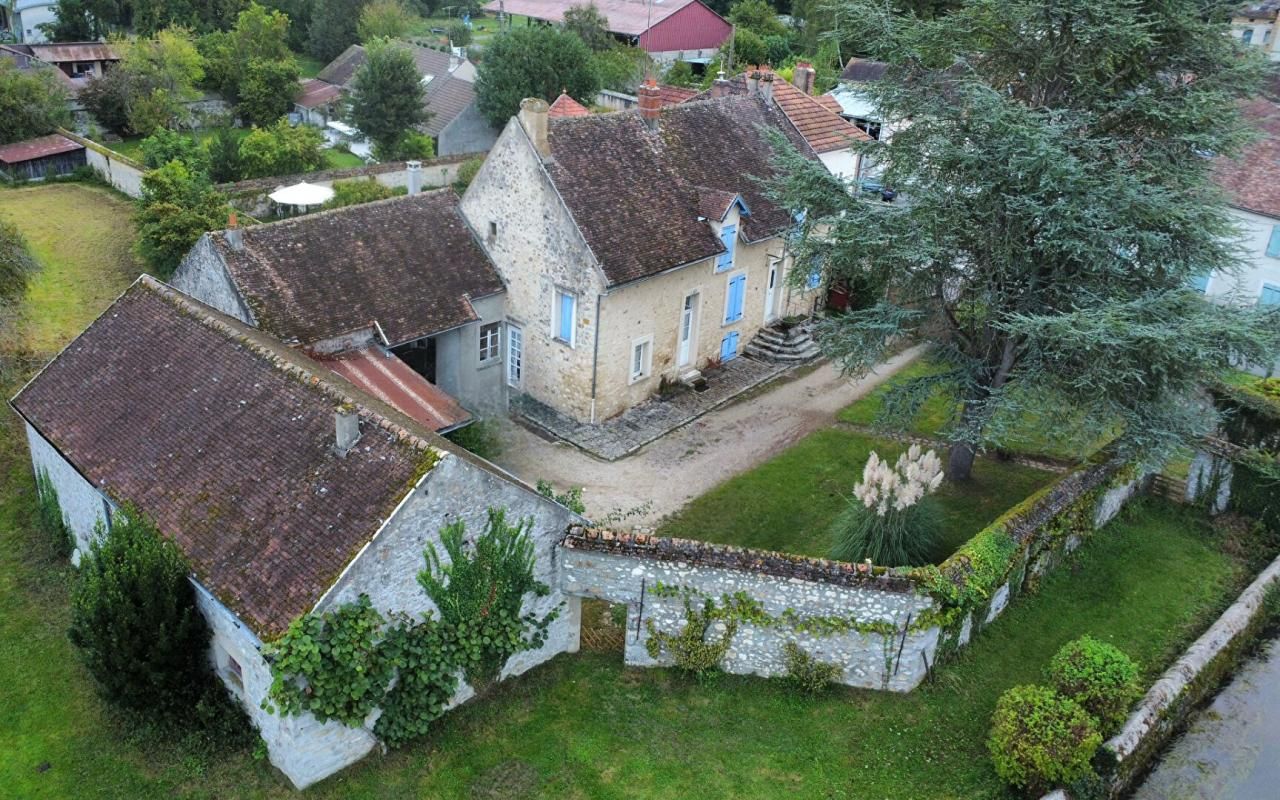 Maison en pierre de caractère à Flagy : Authentique et pleine de potentiel