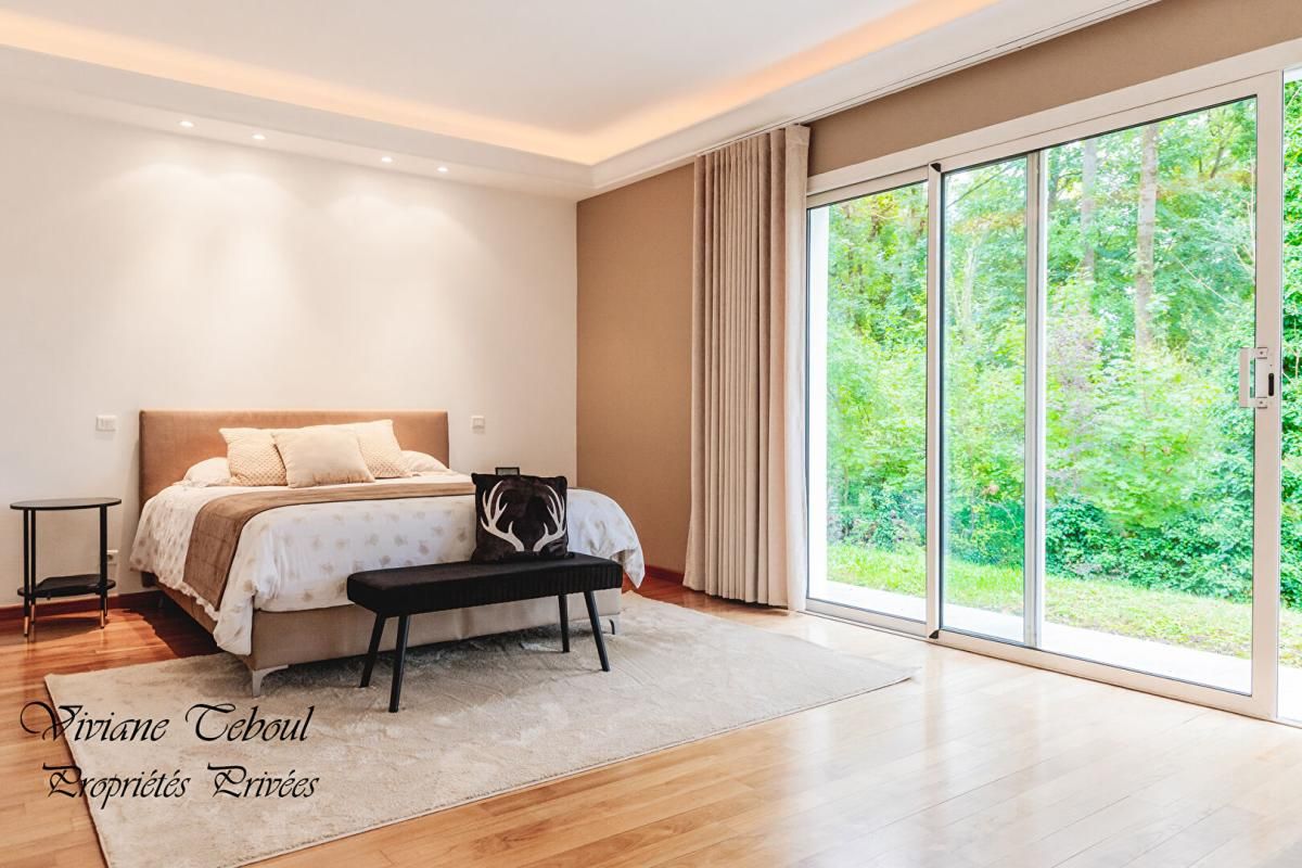 Maison Ecully 7 pièce(s) 286 m2 .5 chambres .terrain 1890m2.piscine.jardin