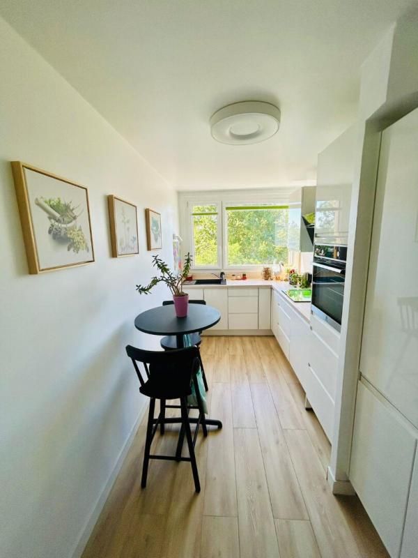 Élégance et confort à Beauchamp : Appartement lumineux avec balcon dans résidence verdoyante - 4 pièces - 88m² -