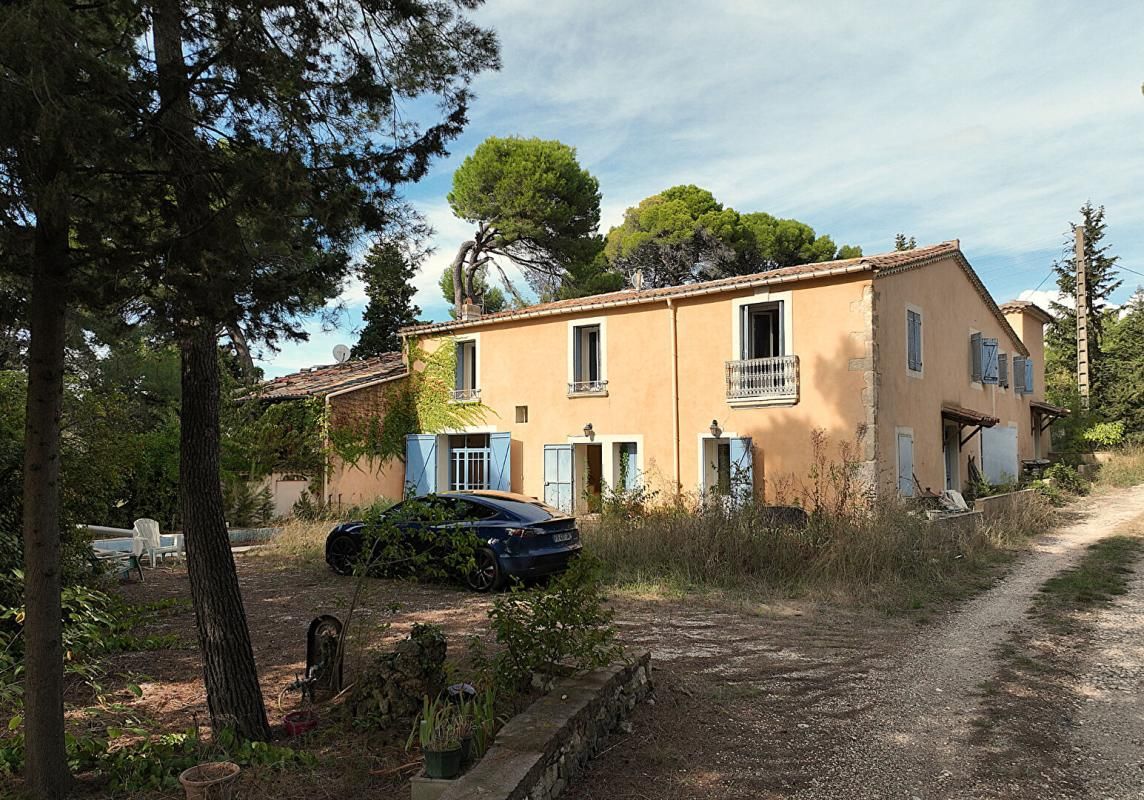 MAS Provençal de 310 M2 sur 16800 M2 (trois logements possibles)